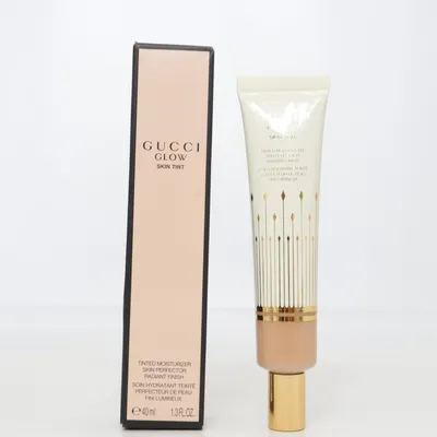 Foundation (Glow Skin Tint Medium Deep 43) van Gucci