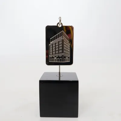 Pendentif (Landmark Tag Charm) de Tiffany & Co. Métal inconnu