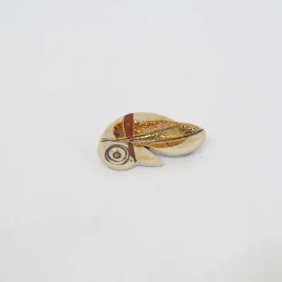 Brosch (Beige, Röd, Svart) Okänd metall