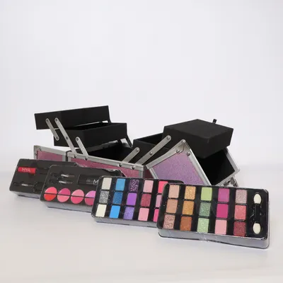 Makeupset (Rosa, Svart, Silverfärgad) från Mya