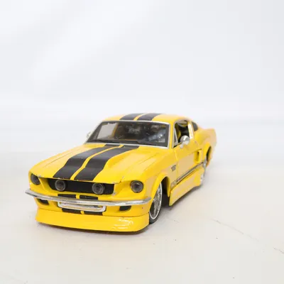 Modellbil (1967 Ford Mustang GT) från Maisto
