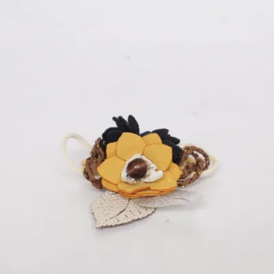 Brosch (Svart, Brun, Silverfärgad) Okänd metall