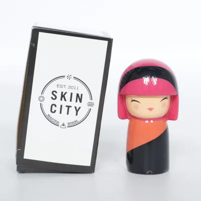Kokeshi (Flerfärgad) från Skincity