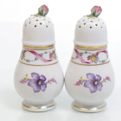 Sockerströare (Exklusiva Richard Ginori i toppskick! Kan användas som saltkar eller sockerströare.På det ena karet saknas pluppen i botten. ) från Richard Ginori