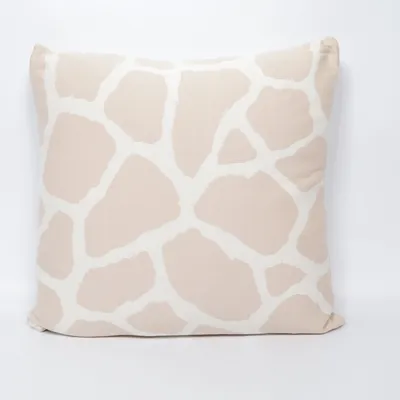 Prydnadskudde (Pillow Giraffe, Shell) från Wilma & Louise Ekologisk bomull