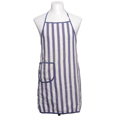 Förkläde (Duka förkläde, randigt förkläde, blå vitt förkläde, köksförkläde, förkläde med ficka, unisex förkläde, matlagning, bakning, sommarbak, grillkväll, midsommar, midsommar dukning, servering, caféstil, lantkök, klassiskt kök, skandinavisk stil, retro kök, köksredskap, hemmakock, grillförkläde, bakförkläde, sommarstuga, stugkök, marin stil, blå ränder, vitt blått, kökstextil, present till hemmakock) från Duka Bomull