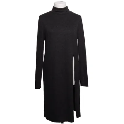 Robe à col roulé (Gris) de Batik