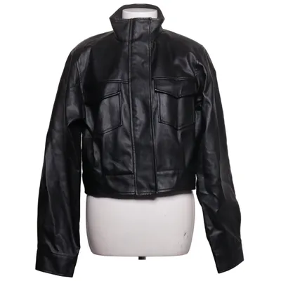 Jacka (Svart) från Josefine HJ x NA-KD Polyester
