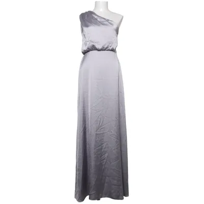 Robe de soirée (Maya Deluxe evening gown long satin one shoulder one-shoulder dress asymmetrical neckline floor length maxi gown lightly flared silhouette soft A-line elegant formal dress black tie wedding guest gala ready red carpet vibe old Hollywood glamour timeless sophistication flowing satin draped detail feminine silhouette evening elegance refined chic special occasion luxury feel bridesmaid option prom dress classy statement silhouette movement and shine polished look premium occasionwear) de Maya Deluxe Polyester