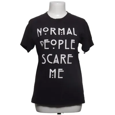 T-shirt (Normal People Scare Me) van American Horror Story Katoen