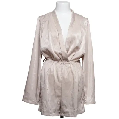 Byxdress (Deep V-Neck Satin Playsuit) från Hanna Schönberg x NA-KD Polyester