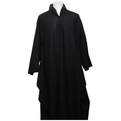 Regenjas (Lang model, oversized/ruimvallend, A-lijn/ballonmodel, opstaande kraag, ritssluiting, zwart, gestructureerde stof en een minimalistische avant-gardistische uitstraling) van Pret a Partir