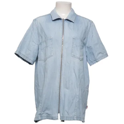 Spijkerjas (Salsa, Salsa jeansjacka, denimjacka, ljusblå jeansjacka, kortärmad jeansjacka, jeansskjorta, denim shirt, denim jacket, damjacka, storlek XL, XL dam, blå jacka, sommarjacka, lätt jacka, vårjacka, casual, vardagsstil, retro denim, vintage denim, y2k, festival, boho, streetwear, overshirt, skjortjacka, zip jacket, dragkedja, bröstfickor, second hand, Sellpy) van Salsa Katoen