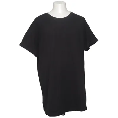 T-shirt (t shirt, black t shirt, basic tee, plain t shirt, oversized t shirt, loose fit tee, casual wear, everyday shirt, minimal style, streetwear urban classics t shirt, essential tee, wardrobe staple, simple design, neutral color, clean look, modern casual, versatile outfit cotton t shirt, soft fabric, breathable, comfortable fit, relaxed style, unisex style, layering piece, summer wear y2k aesthetic, tiktok fashion, tiktok trend, trending outfit, streetwear aesthetic, minimal aesthetic, clean aesthetic, cozy aesthetic) fra Urban Classics Bomuld