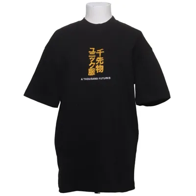 T-shirt (Svart) från A Thousand Futures Ekologisk bomull