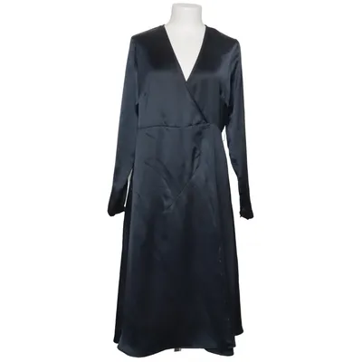 Slå-om-kjole (Belted Wrap Midi Dress) fra Nu-In Genanvendt polyester