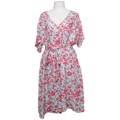 Klänning (Rosa, Blå, Vit) från Evoked Vila Viskos