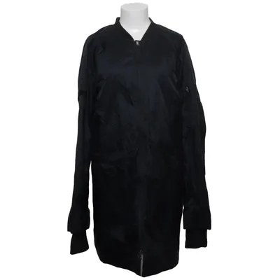 Bomberjacka (bomber jacket, long bomber jacket, winter jacket, men’s jacket XL, unisex jacket, halo newline jacket, black jacket, streetwear jacket, casual jacket, oversized jacket, minimalist style, clean aesthetic, everyday wear, warm jacket, winter essential, layering piece, modern streetwear, urban style, techwear vibe, dark aesthetic, simple outfit, pinterest outfit, tiktok fashion, aesthetic outfit, y2k fashion, y2k aesthetic, 2000s fashion, 2000s aesthetic, trending jacket, sport, outdoor) från Halo Polyamid