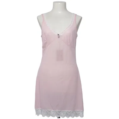 Negligé (Ein Unterkleid oder Nachthemd in rosa mit weißer Spitze.) van Nylon