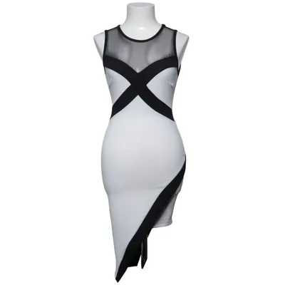 Robe (Noir, Blanc) de Necessary Clothing