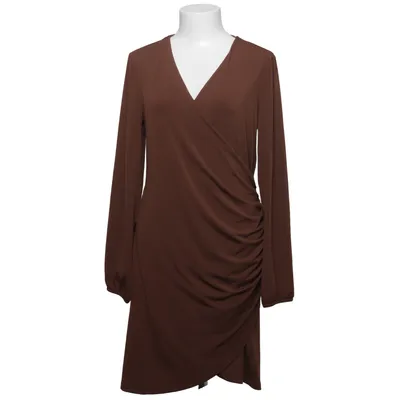 Robe portefeuille (Marron) de Aware Polyester recyclé