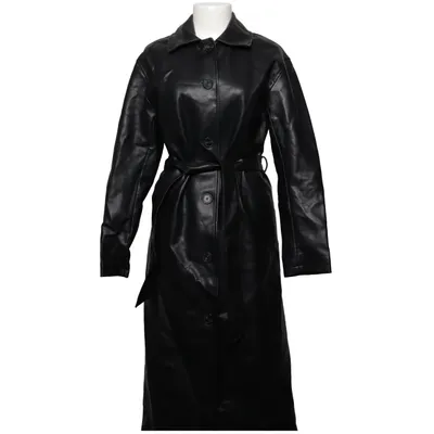 Mantel (Schwarz) von Reserved Polyester