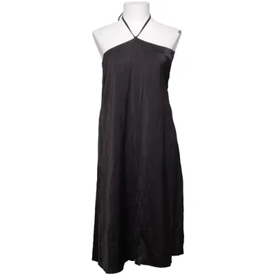 Robe dos-nu (Noir) de Edited Polyester, Viscose