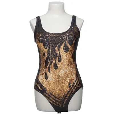 Baddräkt (Swimsuit, one piece swimsuit, designer swimsuit, luxury swimwear, glitter swimsuit, sparkle swimsuit, gold swimsuit, flame print, flame design, black and gold, glamorous, statement swimsuit, beachwear, resort wear, pool party, yacht party, vacation, summer, Ibiza style, Miami style, festival fashion, rave outfit, rave wear, EDM, techno, house music, trance, Tomorrowland, EDC, Burning Man, Coachella, clubwear, dancewear, stage outfit, performance wear, bodysuit, leotard, gymnastics, pole dance, aerial hoop, cosplay, fashion, influencer, Instagram, TikTok, viral, trending, Y2K, Y2K fashion, Barbiecore, maximalist, luxury fashion, aesthetic, eye catching, glamorous, sexy, premium, women's fashion, beach fashion, swim fashion, holiday outfit, photoshoot, unique, standout, bestseller, luxury style, shimmer, metallic look, statement piece.) Elastan, Polyester