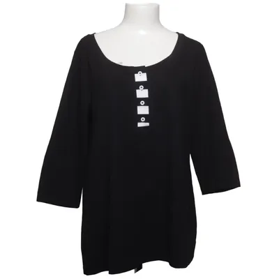 Farfarströja (black henley top, black blouse, black tunic, henley shirt, button front top, button detail, scoop neck top, three quarter sleeve, 3/4 sleeve top, loose fit blouse, relaxed fit top, flowy top, oversized top, black long top, minimalist top, minimalist fashion, monochrome fashion, all black outfit, timeless black, classic black top, Scandinavian style, Nordic fashion, casual chic, effortless style, everyday top, comfortable fashion, capsule wardrobe, wardrobe basic, versatile top, layering top, plus size top, plus size fashion, curve fashion, size 46, relaxed fashion, lagenlook, boho top, boho fashion, bohemian style, boho chic, goth top, gothic fashion, casual goth, soft goth, minimalist goth, witchy fashion, witchcore, whimsigoth, dark aesthetic, dark fashion, alternative fashion, artsy fashion, indie style, grunge style, black aesthetic, oversized fashion, loose silhouette, casual wear, statement top, contemporary fashion, modern fashion, TikTok fashion, Pinterest fashion, trending fashion, Dune clothing, Dune top) från Dune Bomull, Elastan