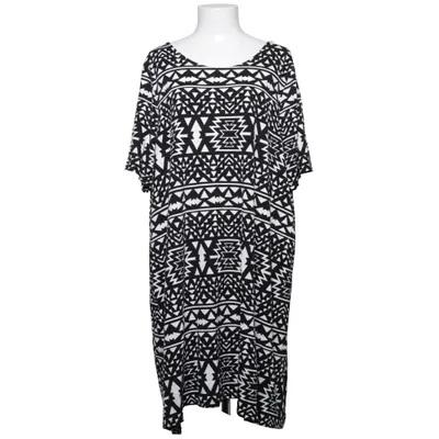 Klänning (CARBANDANA S/S DRESS) från ONLY Carmakoma Viskos