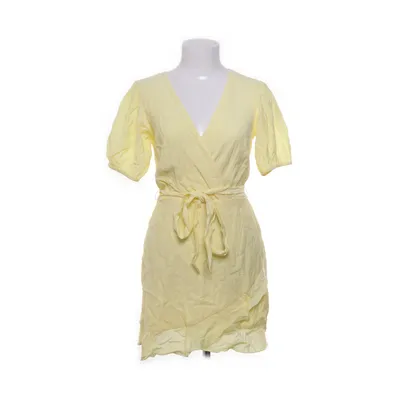 Slå-om-kjole (Gul) fra Nelly Viscose, Polyamid, Polyester