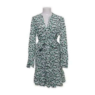 Klänning (GRAPHIC RUFFLE DR) från Melting Stockholm Polyamid, Viskos