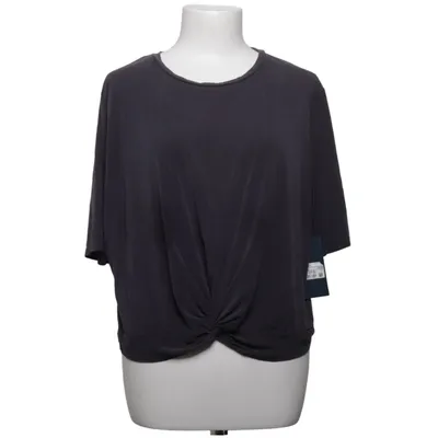 Top (”Resort Shirt” Härligt mjuk tyg i marinblått som faller fint framtill ) from OTP Yoga