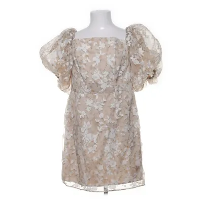 Robe (Beige, Blanc) de Ida Sjöstedt