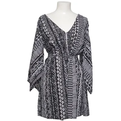 Robe (Noir, Blanc) de Mádara