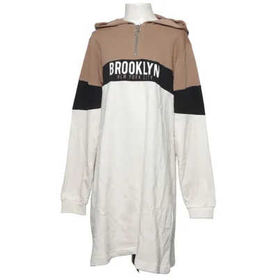 Capuchon jurk (Beige, Zwart, Wit) van Uniq Young Katoen