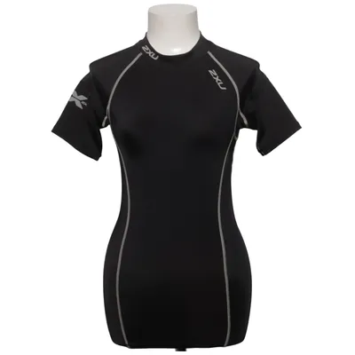 Sports top (Black, White) from 2XU