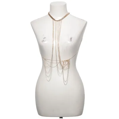 Kroppssmycke (body chain, body jewelry, body jewellery, body necklace, chain body jewelry, chain harness, body harness, jewelry harness, necklace harness, chain bra, body chain bra, chest chain, chest jewelry, torso jewelry, torso chain, waist chain, belly chain, stomach chain, hip chain, layered body chain, draped chain, cascading chain, multi chain, layered chains, delicate chain, fine chain, gold tone, gold body chain, gold chain harness, statement jewelry, statement necklace, statement body jewelry, fashion jewelry, costume jewelry, decorative chain, jewelry accessory, fashion accessory, body accessory, festival jewelry, festival accessory, festival outfit, festival fashion, rave jewelry, rave accessory, rave outfit, clubwear, club jewelry, party jewelry, party accessory, nightlife fashion, dance outfit, concert outfit, performance outfit, stage jewelry, stage costume, burlesque, burlesque jewelry, cabaret, cabaret jewelry, belly dance, belly dancer jewelry, dance costume, carnival, carnival jewelry, boho, bohemian, boho jewelry, boho chic, hippie, gypsy inspired, goddess aesthetic, goddess jewelry, Greek goddess, ethereal, ethereal jewelry, fairycore, fairy jewelry, fairy aesthetic, celestial aesthetic, angelcore, mermaidcore, fantasy jewelry, fantasy fashion, romantic aesthetic, glamorous, glam, luxury look, elegant, feminine, sensual style, delicate jewelry, sexy jewelry, statement accessory, unique jewelry, unusual jewelry, alternative jewelry, alternative fashion, goth glam, gothic jewelry, dark feminine, dark feminine aesthetic, witchy, witchy jewelry, mystical aesthetic, spiritual aesthetic, Y2K, Y2K jewelry, Y2K fashion, 2000s aesthetic, 90s inspired, vintage inspired, retro glam, disco, disco jewelry, Studio 54, 70s glam, 70s inspired, festival aesthetic, Ibiza, Ibiza style, beach club, beach party, summer festival, Coachella style, Burning Man inspired, resort wear accessory, bikini jewelry, swimwear accessory, lingerie accessory, lingerie jewelry, bralette chain, chain lingerie, body adornment, body decoration, jewelry top, chain top, body chain top, necklace top, harness top, chainmail inspired, jewelry clothing, wearable jewelry, wearable art, statement piece, eye catching, TikTok, TikTok fashion, TikTok jewelry, TikTok trending, viral jewelry, trending jewelry, Pinterest aesthetic, Instagram fashion, influencer style, Gen Z fashion, Depop style, festivalcore, ravecore, goddesscore, boho aesthetic, maximalist jewelry, layering jewelry, photoshoot accessory, editorial fashion, fashion photography, bridal body chain, wedding body jewelry, honeymoon accessory, party season, summer fashion, beach fashion, vacation outfit, holiday outfit) Okänd metall