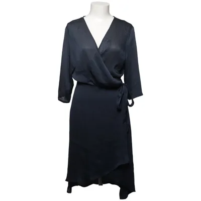 Slå-om-kjole (Blå) fra Ichi Polyester