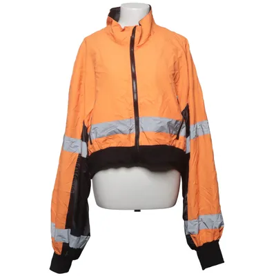 Reflektorjacke (Poster Grl, Poster Girl, Poster Grl jacket, Poster Grl reflective jacket, reflective jacket, reflective windbreaker, orange reflective jacket, neon orange jacket, fluorescent orange jacket, high visibility jacket, hi vis jacket, high visibility fashion, reflective fashion, reflective streetwear, reflective clothing, reflective outerwear, safety inspired fashion, utility jacket, utility fashion, workwear inspired, industrial fashion, industrial streetwear, constructioncore, construction worker aesthetic, safetycore, high vis aesthetic, neon streetwear, neon orange fashion, orange windbreaker, cropped windbreaker, cropped jacket, cropped reflective jacket, short jacket, zip up jacket, zip front jacket, high neck jacket, stand collar jacket, funnel neck jacket, lightweight jacket, sporty jacket, sporty streetwear, statement jacket, statement outerwear, bold jacket, oversized sleeves, contrast panel jacket, black and orange jacket, silver reflective stripes, reflective stripe jacket, reflective tape, reflective details, reflective accents, reflective bands, futuristic jacket, futuristic streetwear, cyberpunk jacket, cyberpunk fashion, cybercore, cyber streetwear, cyber Y2K, Y2K jacket, Y2K windbreaker, Y2K fashion, Y2K streetwear, 2000s aesthetic, 2000s fashion, retro futuristic fashion, techwear, techwear jacket, techwear fashion, urban techwear, cyber techwear, futuristic utility wear, dystopian fashion, dystopian streetwear, post apocalyptic fashion, apocalypsecore, industrial cyberpunk, rave jacket, ravewear, rave clothing, rave outfit, rave fashion, rave girl, rave aesthetic, techno fashion, techno outfit, techno rave, underground rave, warehouse rave, hard techno fashion, hardstyle outfit, EDM fashion, EDM festival outfit, electronic music festival, festival jacket, festival fashion, festival outfit, festival streetwear, festival outerwear, outdoor rave fashion, clubwear, clubbing outfit, nightclub fashion, dance party outfit, DJ outfit, performance outfit, stagewear, street style, urban fashion, edgy streetwear, alternative fashion, alternative clothing, alternative streetwear, experimental fashion, avant garde streetwear, futuristic clubwear, neon aesthetic, fluorescent fashion, high visibility aesthetic, sporty futuristic fashion, gorpcore, urban gorpcore, utilitycore, workwear aesthetic, streetwear aesthetic, skater fashion, 90s windbreaker, 90s inspired fashion, 90s rave aesthetic, retro sportswear, athletic inspired fashion, motorsport aesthetic, racing inspired fashion, racing jacket aesthetic, biker inspired fashion, cyber biker, motorcycle aesthetic, urban nightwear, night rave outfit, festival season fashion, concert outfit, statement street style, dopamine dressing, bold color fashion, neoncore, orange aesthetic, black and orange aesthetic, cyber baddie, Y2K baddie, rave baddie, futuristic baddie, alt girl fashion, e girl fashion, cyber girl aesthetic, dystopian girl aesthetic, grunge streetwear, industrial grunge, dark streetwear, oversized sleeve aesthetic, high collar fashion, cropped outerwear, women's windbreaker, women's reflective jacket, women's streetwear, women's ravewear, women's festival clothing, size S M jacket, Pinterest streetwear, Pinterest rave outfit, Pinterest cyberpunk, Pinterest Y2K, TikTok fashion, TikTok streetwear, TikTok rave fashion, TikTok Y2K, TikTok aesthetic, FashionTok, RaveTok, FestivalTok, TechwearTok, viral streetwear, trending fashion, Instagram street style, influencer fashion, futuristic photoshoot, editorial fashion, unique jacket, eye catching jacket, reflective festival outfit, orange cyberpunk jacket, Poster Grl ravewear, Poster Grl Y2K, Poster Grl streetwear, Poster Grl festival fashion) von Poster Grl Polyester