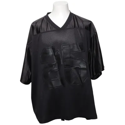 T-shirt (rock, heavy, metal, goth, skull, tiktok, football jersey, sports jersey, mesh jersey,  oversized jersey, loose fit, relaxed fit,  black jersey, all black outfit, minimal style,  athleisure wear, activewear, gym outfit,  streetwear style, urban fashion, everyday wear,  y2k fashion, y2k aesthetic, 2000s style,  trendy outfit, tiktok fashion, pinterest outfit,  number print, graphic jersey, statement piece,  unisex style, casual outfit,  sporty look, training shirt, breathable fabric,  festival outfit, rave outfit, edgy style,  dark aesthetic, minimal aesthetic, modern style,  comfortable clothing, easy wear, versatile piecey2k, trending, black, halloween, festival, street, dress, black, party,  Y2k, trending, street, summer, jacket, bomber, style, festival, sport, gym, tiktok, doll, trending,street, dark, party, emo, goth, Hell, skull, playboy, santa, christmas, Boho, bohemia, bohemian, hippie, hippy, cosplay, vintage, retro, craft, yoga, yogi) fra H&M Move Polyester