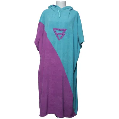 Badeumhang (Brunotti, Brunotti poncho, Brunotti changing robe, changing poncho, surf poncho, surf changing robe, changing towel, hooded towel, towel poncho, beach poncho, swim poncho, swimming poncho, bath poncho, hooded poncho, oversized poncho, one size poncho, unisex poncho, turquoise poncho, purple poncho, turquoise purple, color block, colorblock poncho, retro colorblock, colourful poncho, sports poncho, outdoor poncho, surfwear, surf clothing, surfer style, surfing accessory, surf gear, beachwear, swimwear, swimming accessory, beach accessory, pool accessory, watersports, water sports, wakeboarding, windsurfing, kitesurfing, paddleboarding, SUP, open water swimming, cold water swimming, wild swimming, sea swimming, winter swimming, sauna, sauna poncho, sauna towel, spa, spa poncho, bathrobe alternative, dressing gown alternative, changing robe alternative, quick change poncho, privacy changing robe, beach changing robe, swimming changing robe, surf changing poncho, towel robe, hooded robe, wearable towel, oversized towel, cozy poncho, warm poncho, comfortable poncho, practical beachwear, travel beachwear, camping accessory, campervan accessory, vanlife, van life, outdoor lifestyle, coastal style, surfer aesthetic, surf aesthetic, beach aesthetic, sporty style, retro sportswear, 80s aesthetic, 90s aesthetic, retro surf, vintage inspired, Y2K sportswear, Y2K aesthetic, festival poncho, festival camping, summer holiday, summer vacation, seaside, ocean lifestyle, beach day, pool day, after swim, post swim, swim changing, TikTok fashion, TikTok surf, TikTok beach, Pinterest aesthetic, Pinterest beach, trending beachwear, surfcore, beachcore, coastal aesthetic, outdoor aesthetic, adventure lifestyle, watersport gear, swimming gear, surf gift, swimmer gift, surfer gift) von Brunotti Polyamid, Polyester