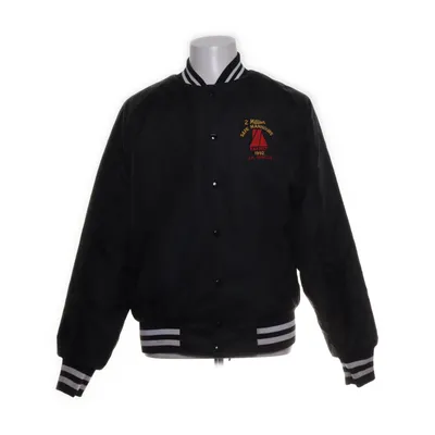 Collegejacka (Svart, Vit, Röd) från Sportsmaster