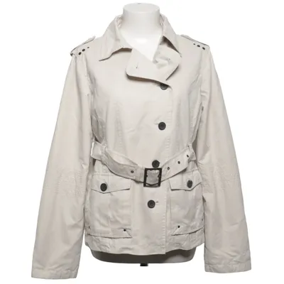 Trench-coat (Maat 38 Trenchcoat, safari pockets. Equestrian Polo society, getailleerd, epaulletes, luxury stiches.) de HV Polo