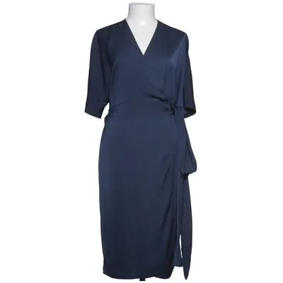 Robe portefeuille (Bleu) de Edited Polyester