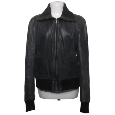 Läderjacka (Supersnygg, kort äkta skinnjacka i vintage wash. Bomber-modell med hög hals och dragkedja) från Mission Skinn