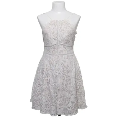 Robe dos-nu (Blanc) de Love Triangle Polyester