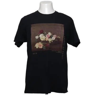 T-shirt (A Basket Of Roses) från Mennace