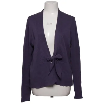 Kofta (Jackpot kofta, Zalvie 1, lila kofta, tunn kofta, sommarkofta, vårkofta, knytkofta, kofta med knytning, cardigan, lila cardigan, damkofta, XL kofta, plus size kofta, lätt kofta, mjuk kofta, kofta till klänning, kofta över linne, kofta till topp, kontorskofta sommar, resekofta, sommarkväll, semesterkofta, vardagskofta, ledig stil, boho chic, lager på lager, sval kväll, sommaroutfit, feminin kofta, klassisk cardigan, lätt ytterplagg) från Jackpot Bomull