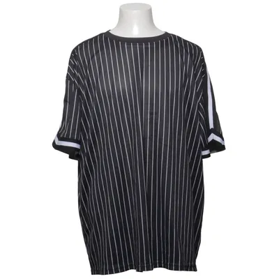 T-shirt (Urban Classics striped oversized t-shirt, baseball jersey style tee, y2k streetwear shirt, oversized striped t-shirt, black pinstripe tee, skater aesthetic clothing, hip hop streetwear, urban fashion style, oversized casual fit, sporty streetwear look, retro jersey inspired shirt, unisex oversized tee, minimal street style, grunge streetwear outfit, casual oversized fashion, y2k oversized aesthetic, black white striped shirt, relaxed fit t-shirt, tiktok fashion trend, pinterest outfit inspiration, urban casual wear, comfy streetwear piece, sporty aesthetic clothing, alternative fashion style, everyday oversized tee, skater fashion vibe, laid back street style, classic urban look, oversized jersey tee, monochrome outfit y2k, streetwear, oversized, striped, pinstripe, skater style, urban fashion, hip hop style, sporty aesthetic, grunge fashion, oversized fit, casual wear, tiktok fashion, pinterest aesthetic, monochrome style, retro vibes, unisex fashion, relaxed fit, everyday outfit, alternative style, jersey inspired, comfy style, laid back fashion, urban streetwear, minimalist outfit, sporty look, casual aesthetic, retro street style, baggy fashion, festival streetwear) van Urban Classics Polyester